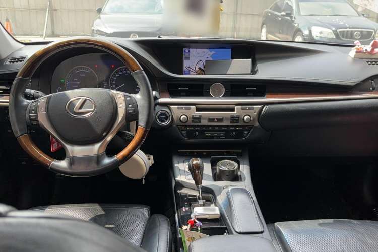 Used Lexus ES 2013 300h Luxury Edition Interior 1
