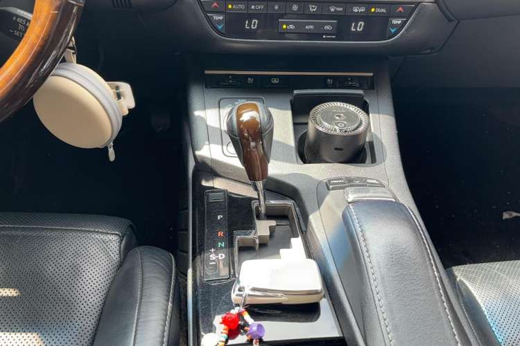 Used Lexus ES 2013 300h Luxury Edition Interior 2