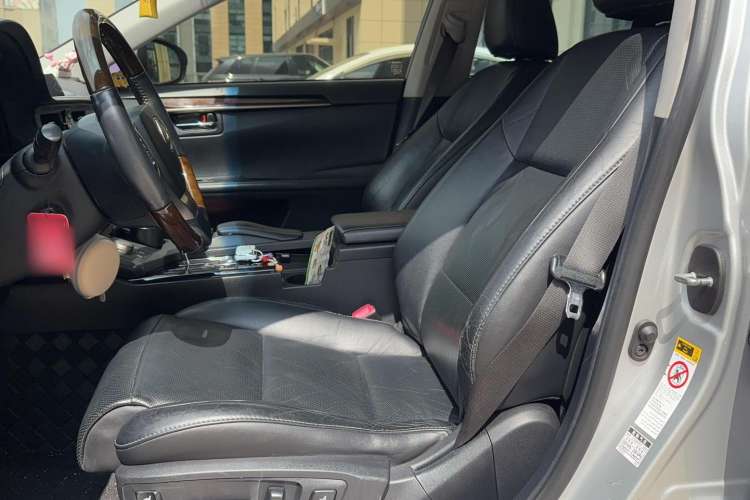Used Lexus ES 2013 300h Luxury Edition Interior 4