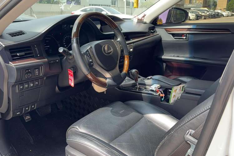 Used Lexus ES 2013 300h Luxury Edition Interior 5