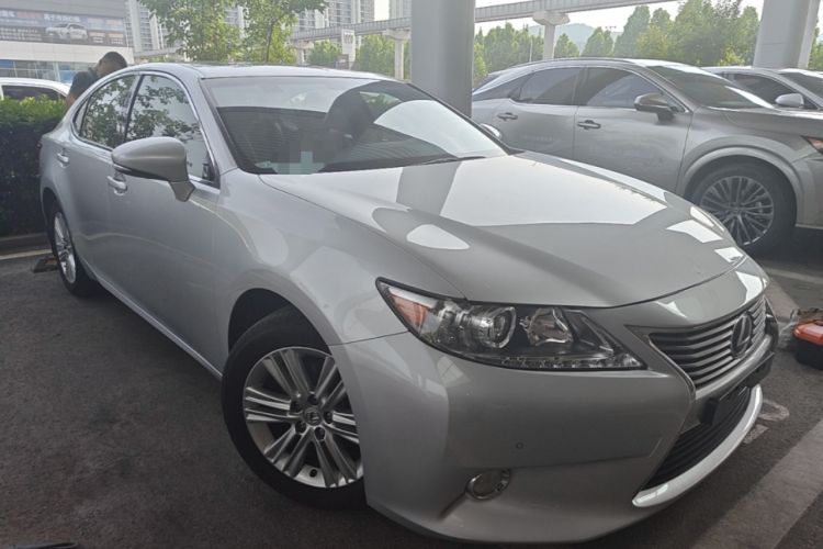 Used Lexus ES 2013 250 Elite Edition Front Right 45 Deg