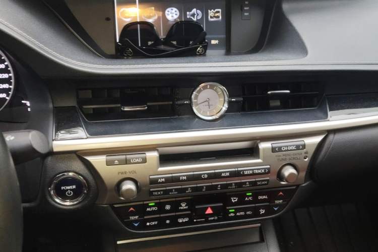 Used Lexus ES 2013 300h Elite Edition Audio And AC Panel