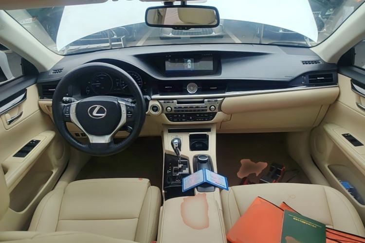 Used Lexus ES 2013 300h Elite Edition Center Console