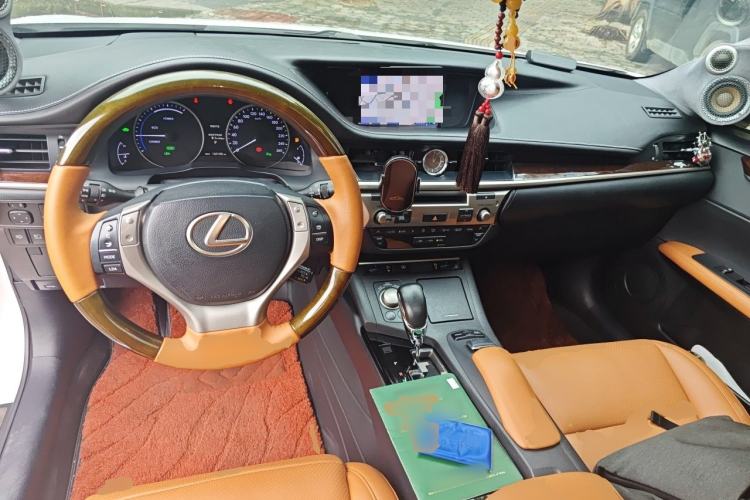Used Lexus ES 2013 300h Luxury Edition Center Console