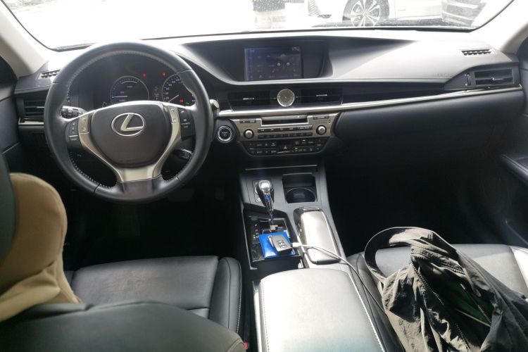 Used Lexus ES 2013 300h Elite Edition Center Console