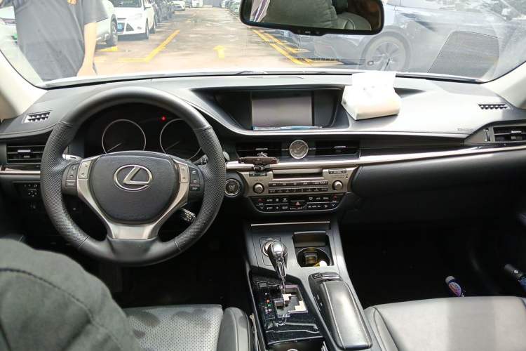 Used Lexus ES 2013 250 Elite Edition Center Console