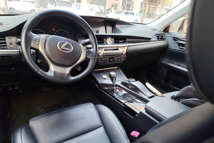 Used Lexus ES 2013 300h Elite Edition Center Console