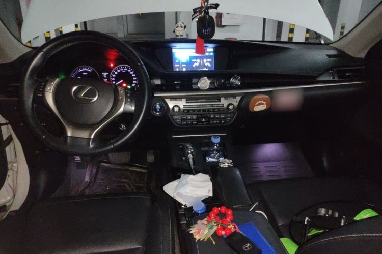 Used Lexus ES 2013 300h Elite Edition Center Console