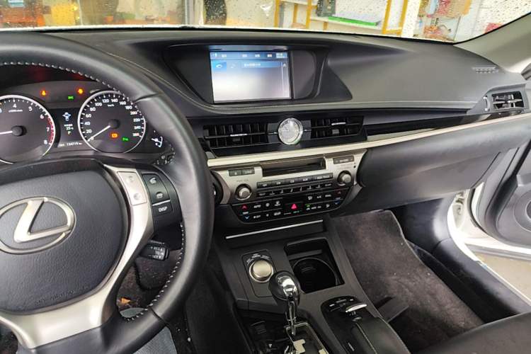 Used Lexus ES 2013 250 Elite Edition Center Console