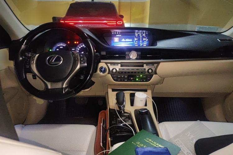 Used Lexus ES 2013 300h Elite Edition Center Console
