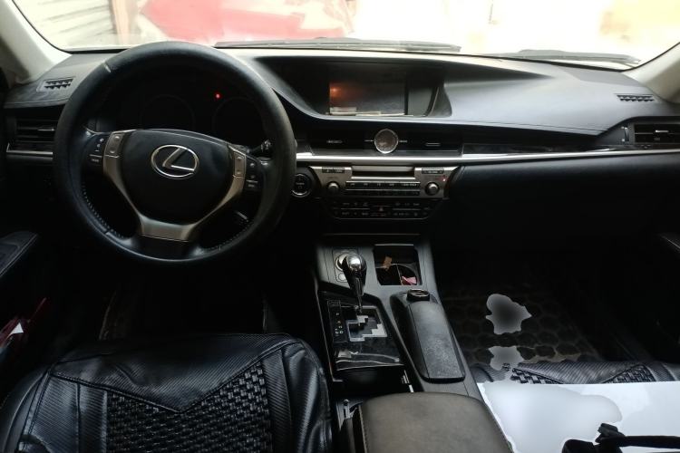 Used Lexus ES 2013 300h Elite Edition Center Console