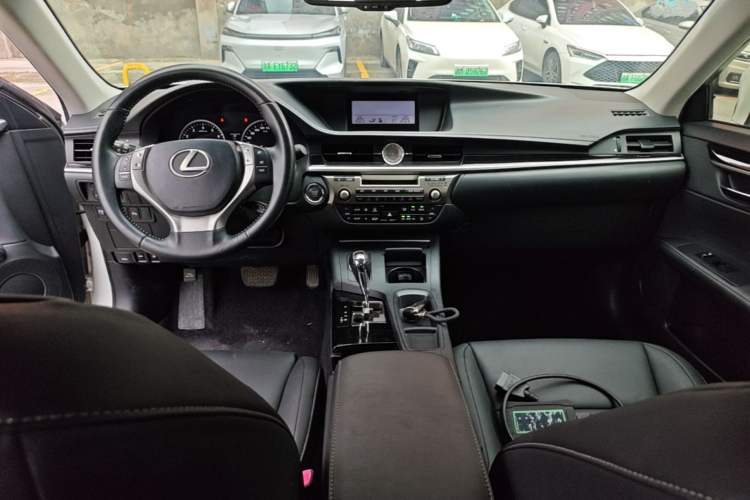 Used Lexus ES 2013 250 Elite Edition Center Console