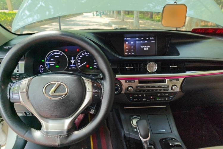 Used Lexus ES 2013 300h Elite Edition Center Console