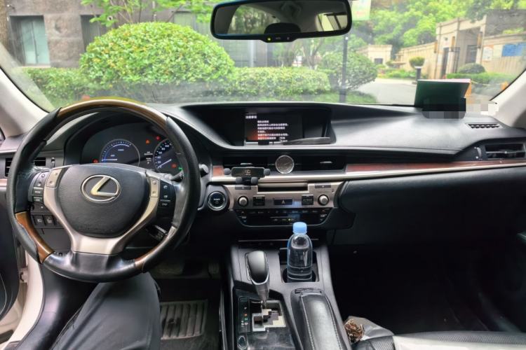 Used Lexus ES 2013 300h Elite Edition Center Console