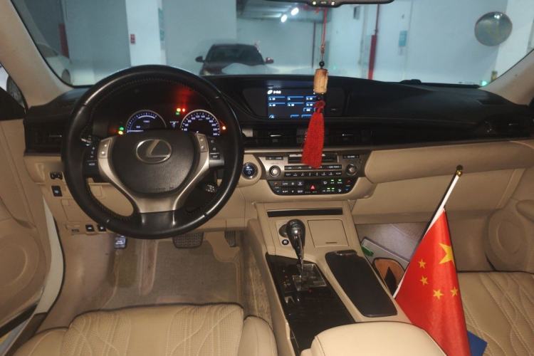 Used Lexus ES 2013 300h Elite Edition Center Console