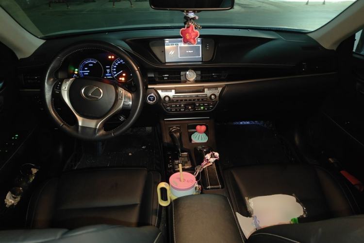Used Lexus ES 2013 300h Elite Edition Center Console