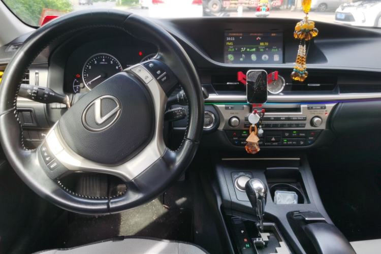 Used Lexus ES 2013 250 Elite Edition Center Console