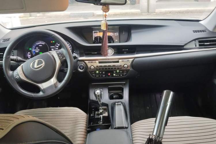 Used Lexus ES 2013 300h Elite Edition Center Console