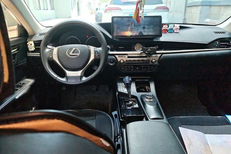 Used Lexus ES 2013 300h Elite Edition Center Console