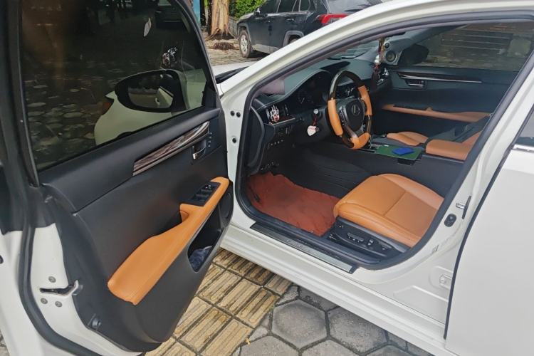 Used Lexus ES 2013 300h Luxury Edition Driver Seat