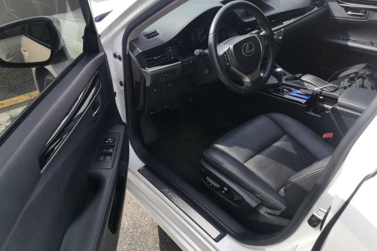 Used Lexus ES 2013 300h Elite Edition Driver Seat