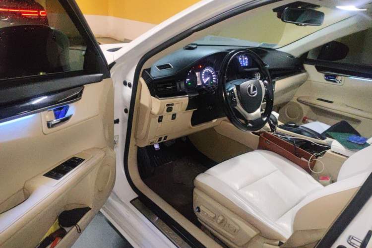 Used Lexus ES 2013 300h Elite Edition Driver Seat