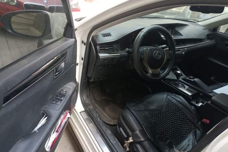Used Lexus ES 2013 300h Elite Edition Driver Seat