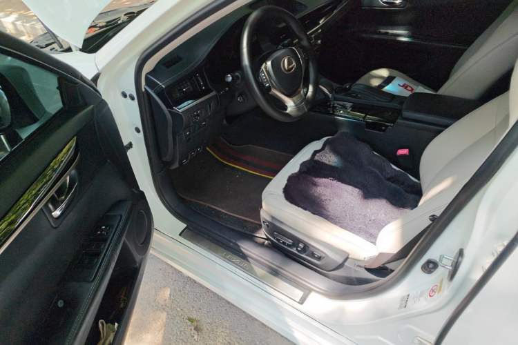 Used Lexus ES 2013 300h Elite Edition Driver Seat