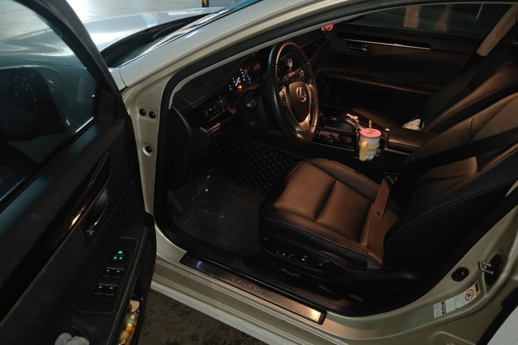 Used Lexus ES 2013 300h Elite Edition Driver Seat