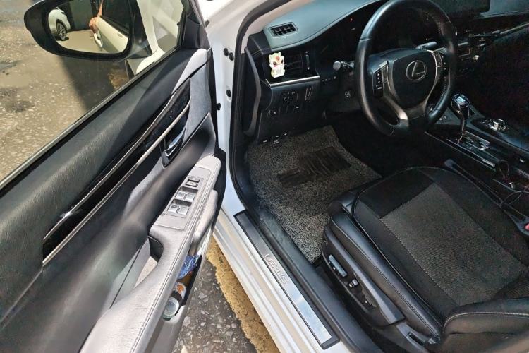 Used Lexus ES 2013 300h Elite Edition Driver Seat