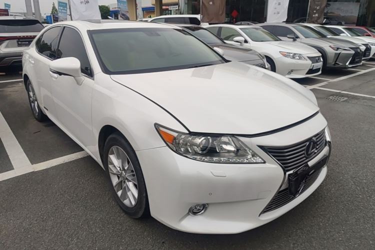 Used Lexus ES 2013 300h Elite Edition Front Right 45 Deg