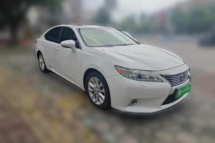 Used Lexus ES 2013 300h Luxury Edition Front Right 45 Deg