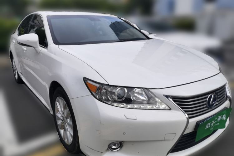 Used Lexus ES 2013 300h Elite Edition Front Right 45 Deg
