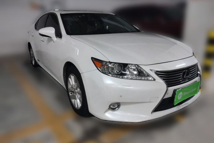 Used Lexus ES 2013 300h Elite Edition Front Right 45 Deg