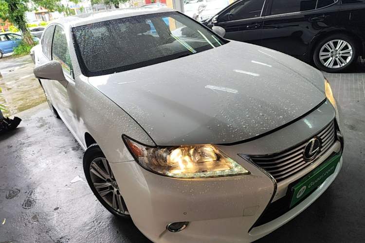 Used Lexus ES 2013 250 Elite Edition Front Right 45 Deg