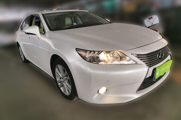 Used Lexus ES 2013 250 Elite Edition Front Right 45 Deg