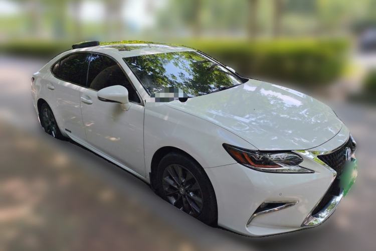 Used Lexus ES 2013 300h Elite Edition Front Right 45 Deg