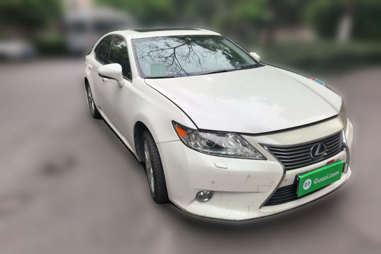Used Lexus ES 2013 300h Elite Edition Front Right 45 Deg