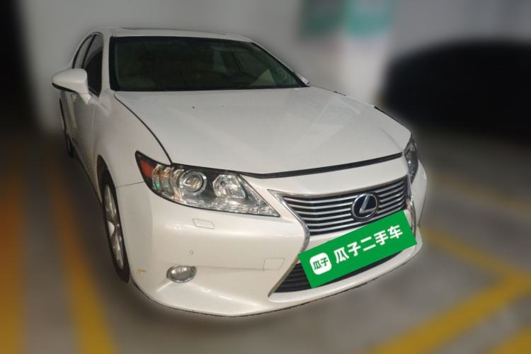 Used Lexus ES 2013 300h Elite Edition Front Right 45 Deg