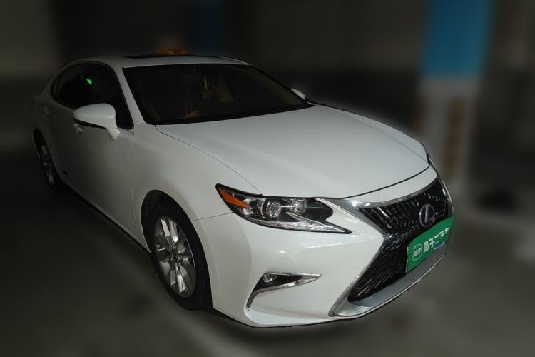 Used Lexus ES 2013 300h Elite Edition Front Right 45 Deg