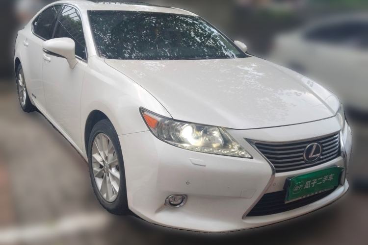 Used Lexus ES 2013 300h Elite Edition Front Right 45 Deg