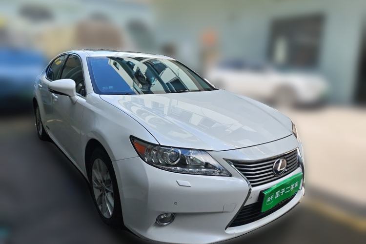 Used Lexus ES 2013 300h Elite Edition Front Right 45 Deg