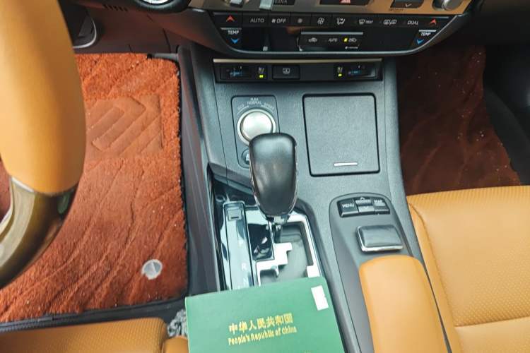 Used Lexus ES 2013 300h Luxury Edition Gear Lever