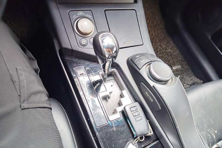 Used Lexus ES 2013 300h Elite Edition Gear Lever