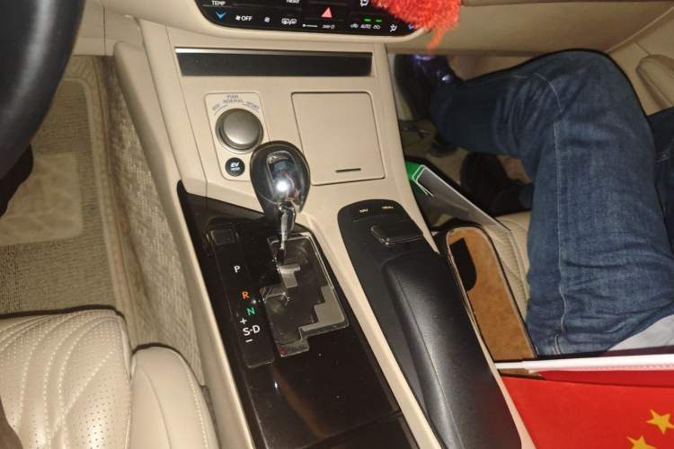 Used Lexus ES 2013 300h Elite Edition Gear Lever