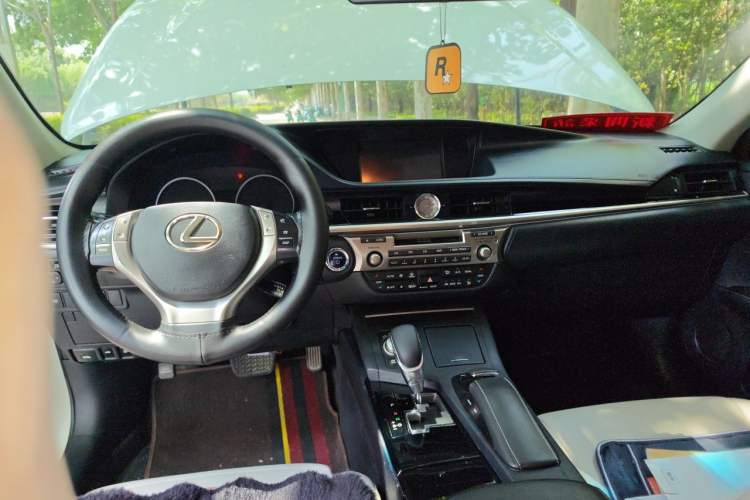 Used Lexus ES 2013 300h Elite Edition Headliner