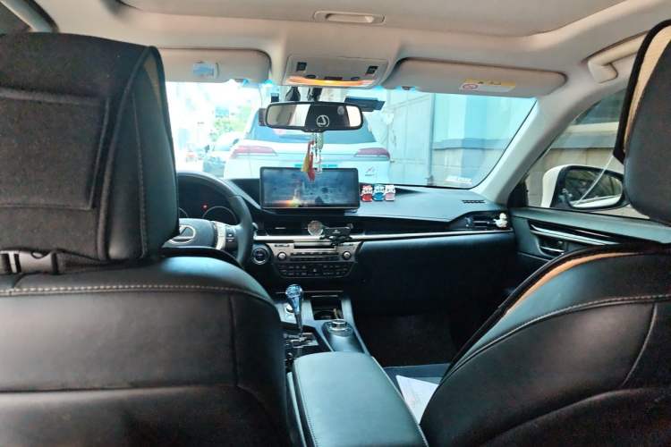 Used Lexus ES 2013 300h Elite Edition Headliner