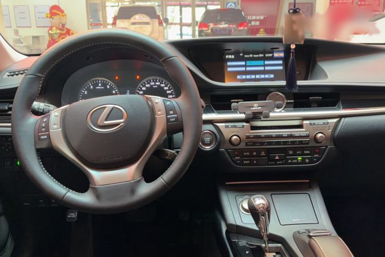 Used Lexus ES 2013 250 Elite Edition Interior 2