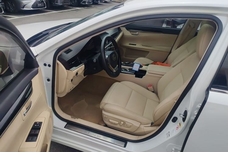 Used Lexus ES 2013 300h Elite Edition Left Front Seat