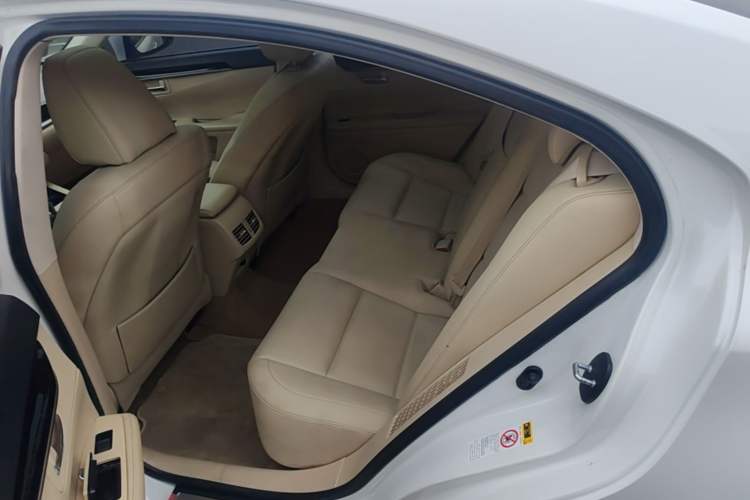 Used Lexus ES 2013 300h Elite Edition Left Rear Seat
